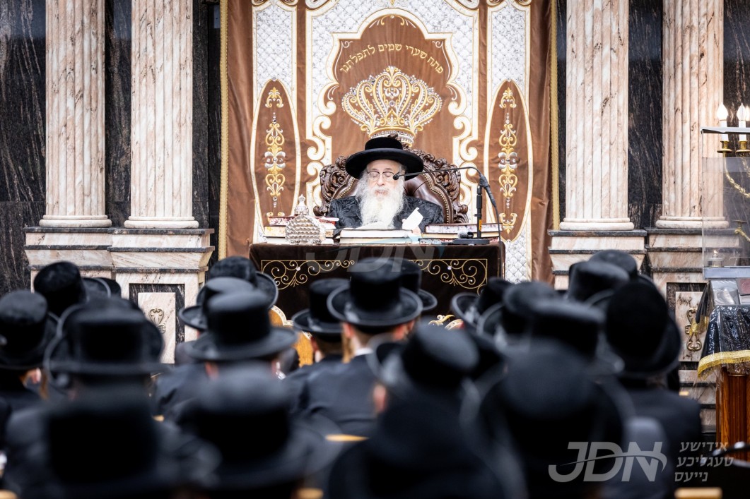 האדמו"ר מצאנז קלויזענבורג טרעט אויף מיט דברות קודש הכנה צום יו"ט שבועות פאר תלמידי ישיבת צאנז קלויזענבורג