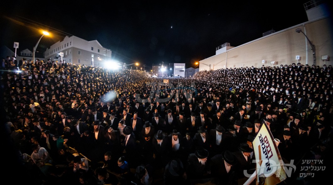 גרויסארטיגע מעמד ההדלקה בחצר הקודש סקולען אין לעיקוואד, במקהלות אלפי תושבי העיר חסידים ואנשי מעשה