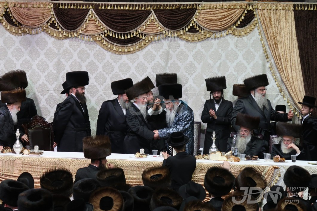 ווידעא: שמחת החתונה פונעם ערשטן אור אייניקל ביי האדמו"ר מאלכסנדר, און ערשטע אייניקל ביי חתנו האדמו"ר מלוצק