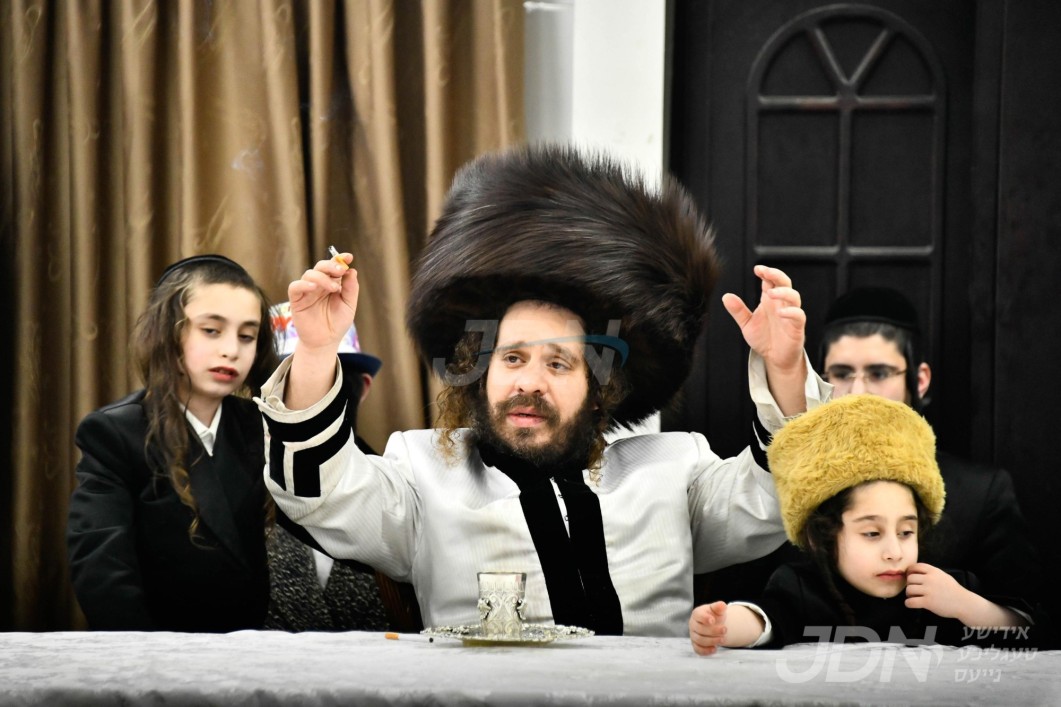 פורים אין חצר הקודש קרעטשניף כפר עטה