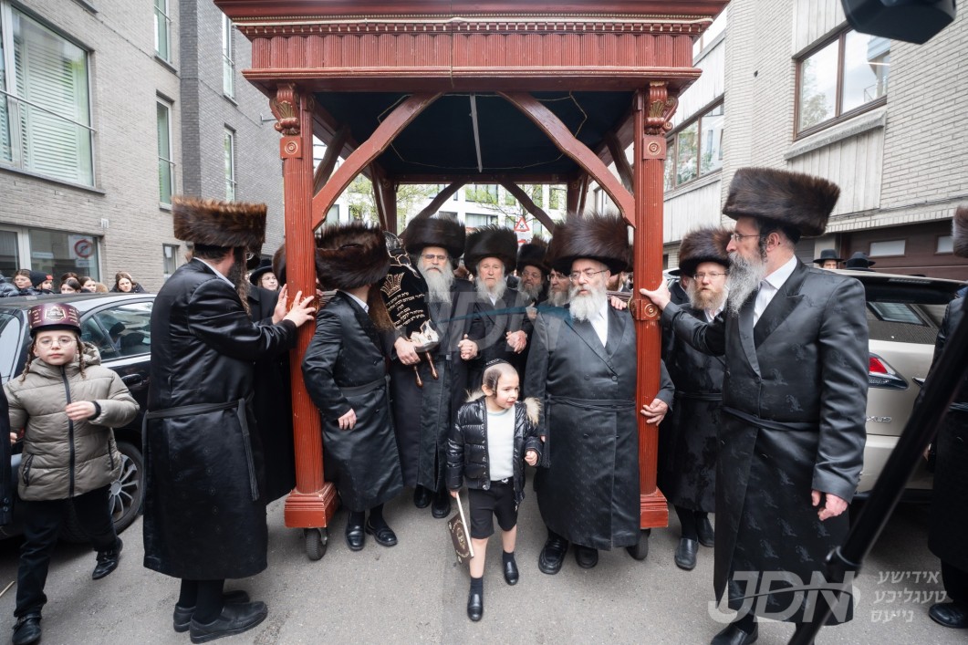 הכנסת ספר תורה צו ביהמ"ד בעלזא אין אנטווערפן