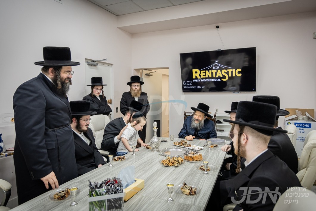 האדמו"ר מבאבוב - 45 ביים קביעת מזוזה אין די הויפקווארטירן און ווערהאוז פון די רענטעסטיק פירמע