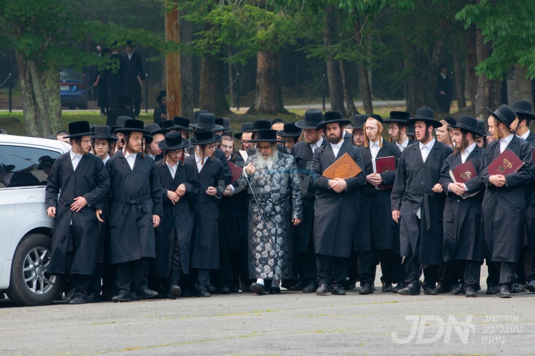 האדמו"ר מסאטמאר שפאצירט אינאיינעם מיט די תלמידים נאכן שיעור אין מחנה דברי יואל אין סוואן לעיק