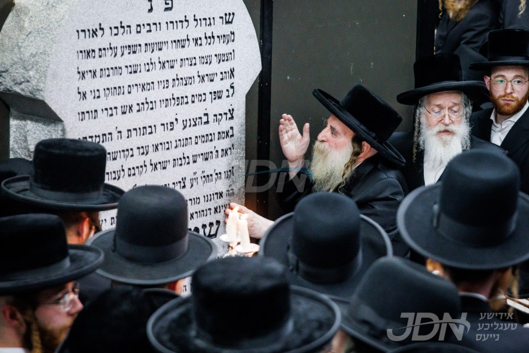 יארצייט פון הרה"ק מספינקא זי"ע ביי בנו האדמו"ר מתולדות צבי ספינקא