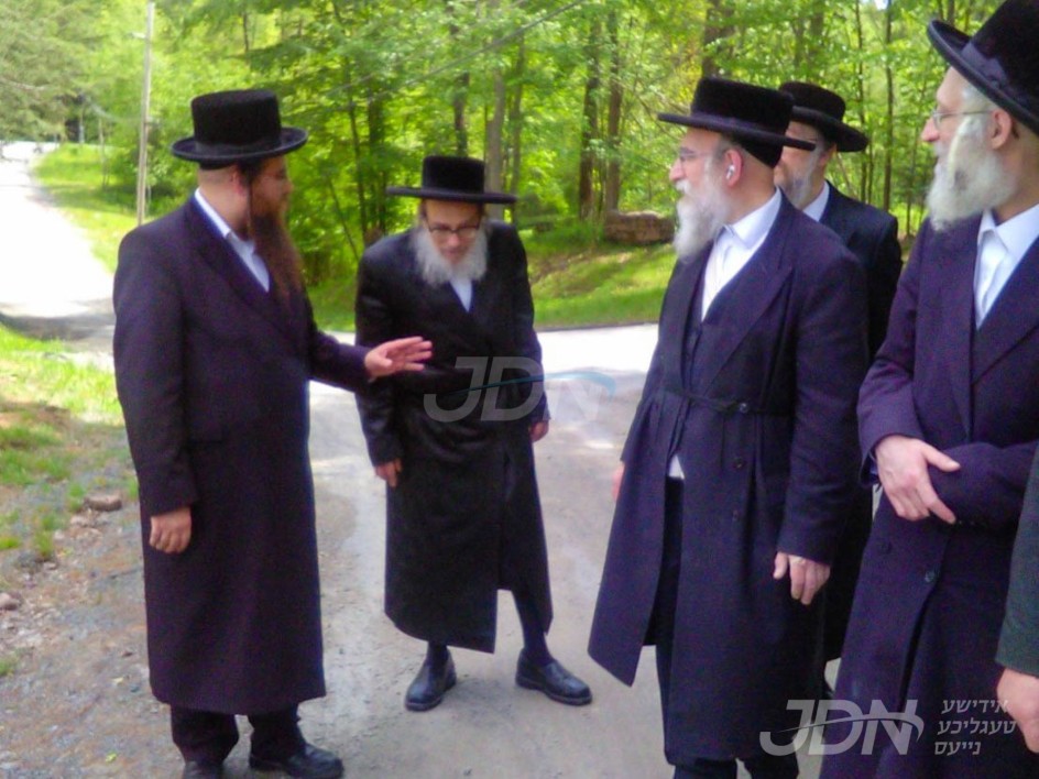 האדמו"ר מפאפא ביים כשר'ן די מקוואות אין רשת מחנות פאפא אין סוואן לעיק לקראת די זוממער הבעל"ט