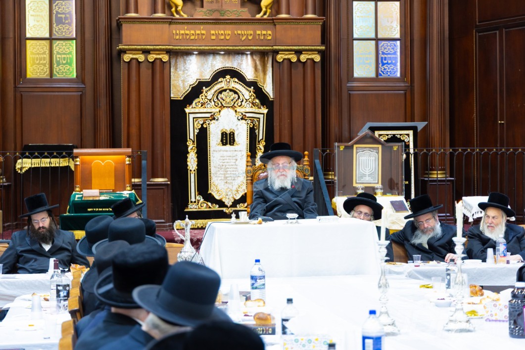 האדמו"ר מוויען ביים טיש ל"ג בעומר