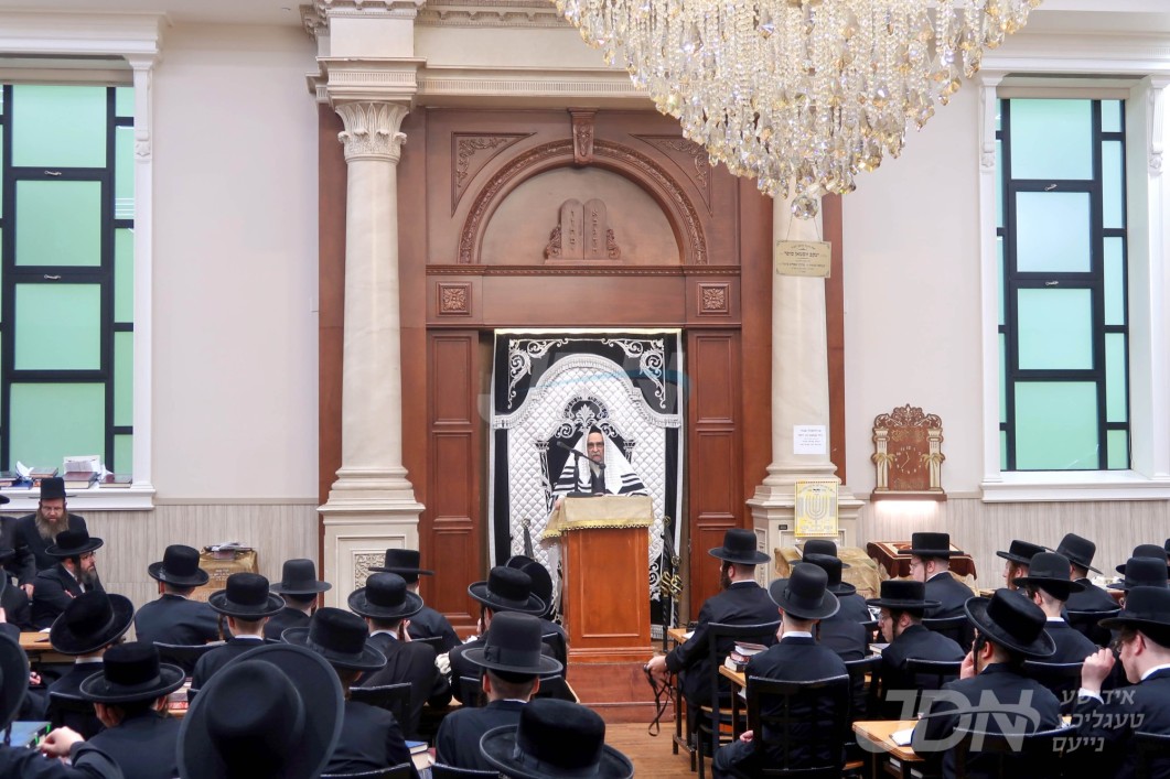 האדמו"ר מסאטמאר ביים טעגליכן תהלים שיעור אין ישיבה גדולה קרית יואל, ווי דער רבי האט גערעדט וועגן די סכנה פון עי איי