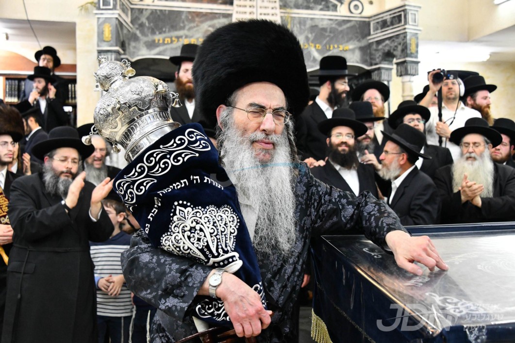 חסידי אלכסנדר וועלן זיך פאראייניגן בכתיבת ספר תורה, מיט קבלות טובות בעניני השעה, אויפן בקשה פון האדמו"ר מאלכסנדר