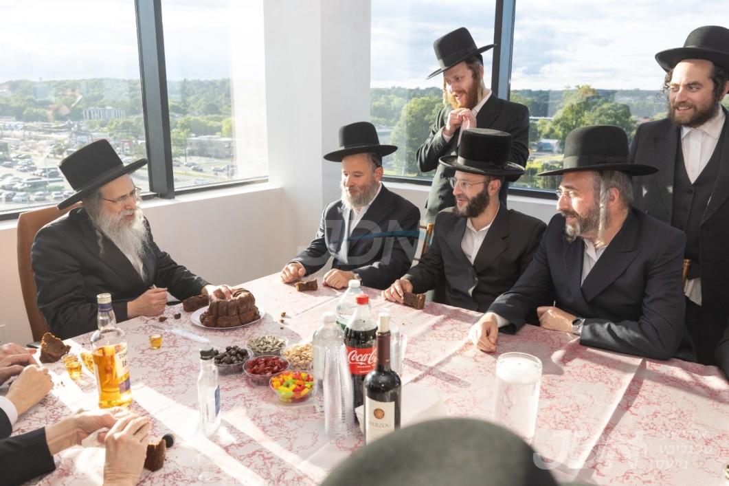פילע רבנים ביים קביעות מזוזה אין די נייע אפיסעס פון פי ענד דזשי אינשורענס אין מאנסי