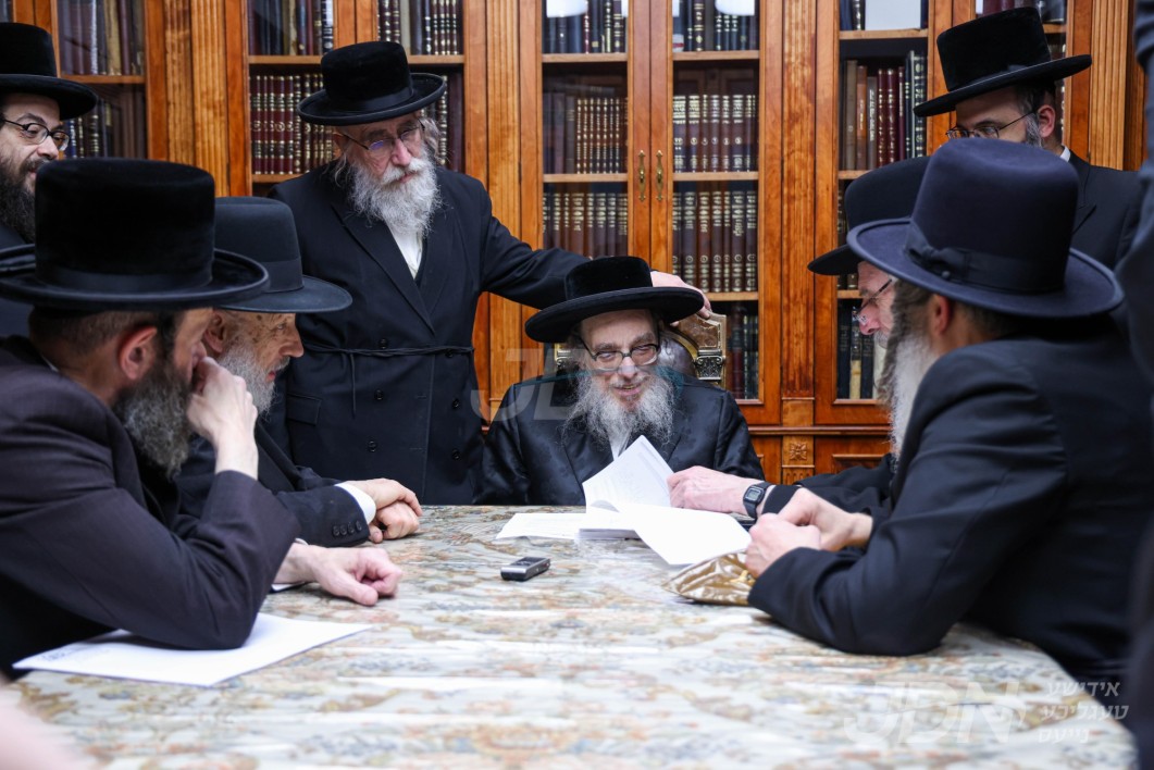 הנהלת כולל שומרי החומות ביי האדמו"ר מפאפא חבר נשיאות הכולל איינצולאדענען צום רבי מאיר בעל הנס דינער דעם פסח שני