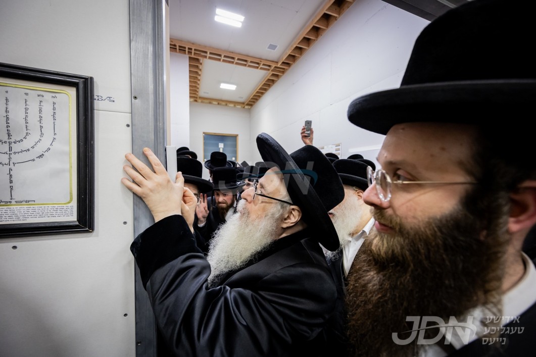 האדמו"ר מצאנז קלויזענבורג ביים קביעת מזוזה אינעם נייעם בנין ביהמ"ד צאנז קלויזענבורג שכונת בעיטס אין מאנסי