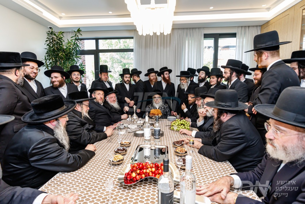האדמו"ר מסאטמאר באזוכט אין שטוב פון הנגיד ר' יחזקאל שרגא גאלדבערגער נאך א באזוך אין די מקוה טהרה אין בארא פארק וואס איז פראכטפול איבערגעבויט געווארן דורך האחים הנדיבים ר' יחזקאל שרגא און ר' מענדל גאלדבערגער