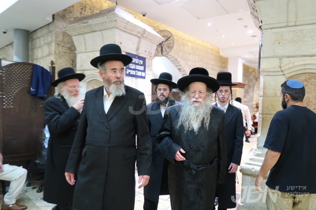 האדמו"ר מקאזמיר איז מתפלל ביים קבר רחל