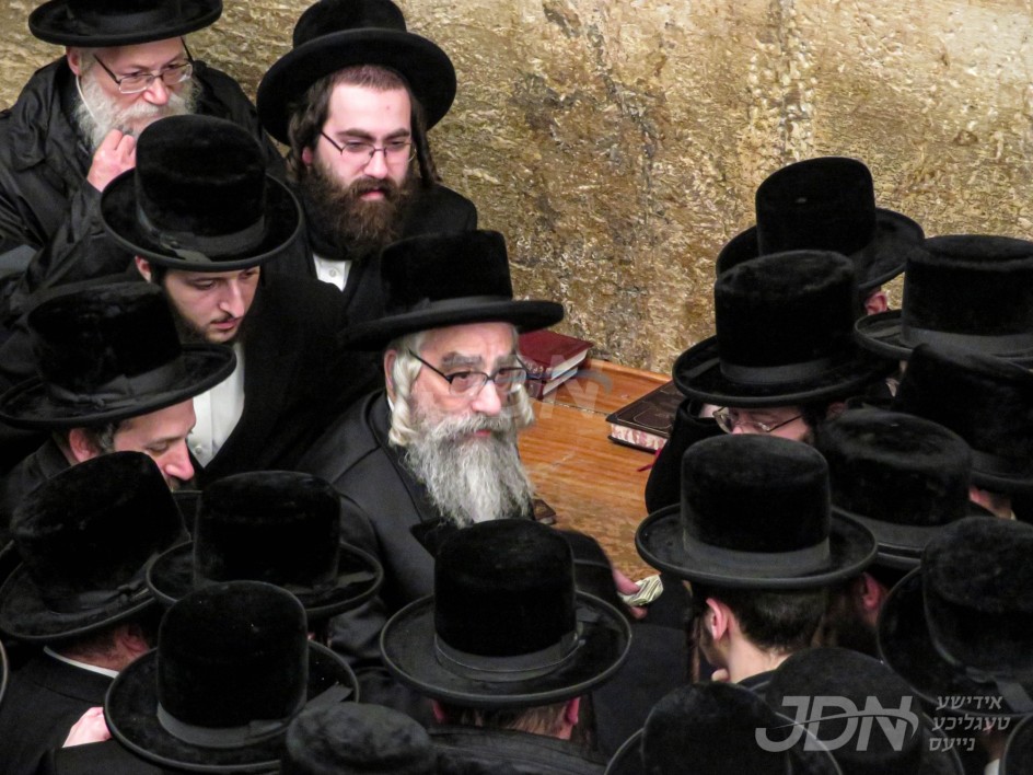 האדמו"ר מוויזניץ מאנסי נעמט אונטער ערשטמאליגע מסע הקודש אינאיינעם מיט קהל חסידיו און די תלמידי הישיבות קיין ארץ ישראל