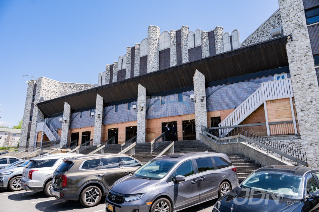 בוי ארבעט ביי ביהמ"ד הגדול אין קרית יואל, צוצוברענגען פרישע הונדערטער זיץ פלעצער לקראת יו"ט שבועות הבעל"ט