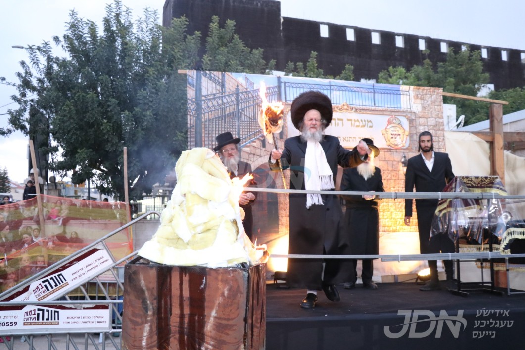 האדמו"ר מדינוב ארה"ק ביים הדלקה ל"ג בעומר