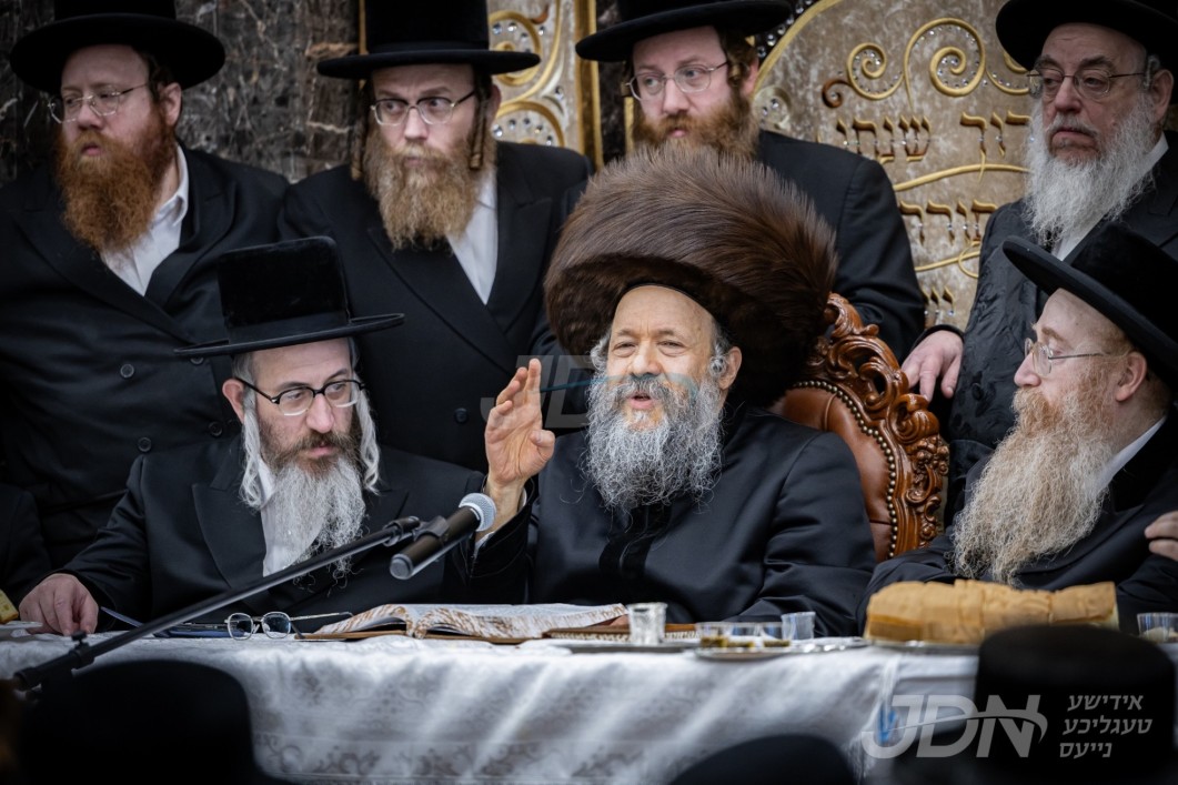 האדמו"ר מבאבוב-45 ראש חודש סיון בבית מדרשו אין מאנסי