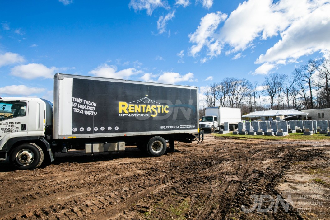 די בארימטע 'רענטעסטיק' פירמע ביים אויפשטעלן די שאטער'ס אין בית החיים אין שיכון סקווירא, לקראת די יומא דהילולא קדישא פון הרה"ק מסקווירא זי"ע, דעם פרייטאג פ' ויקרא ב' ניסן