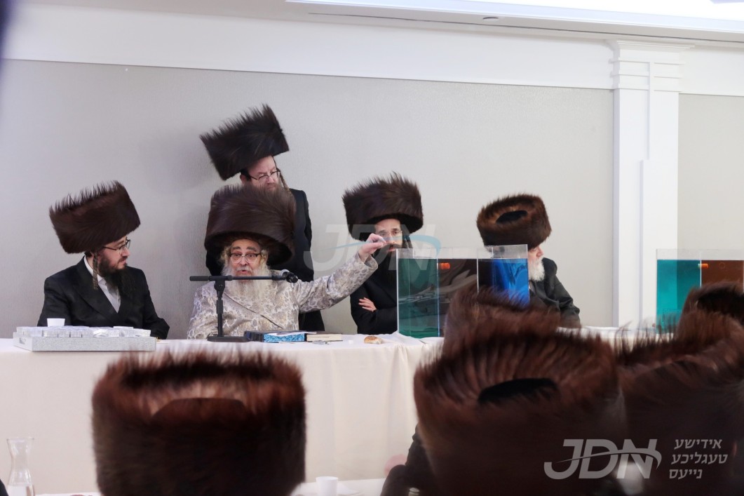 האדמו"ר מסאטמאר ביי מלוה מלכה מיט נדבני המקוה טהרה ד'קהל יטב לב סאטמאר אין לינדען‎