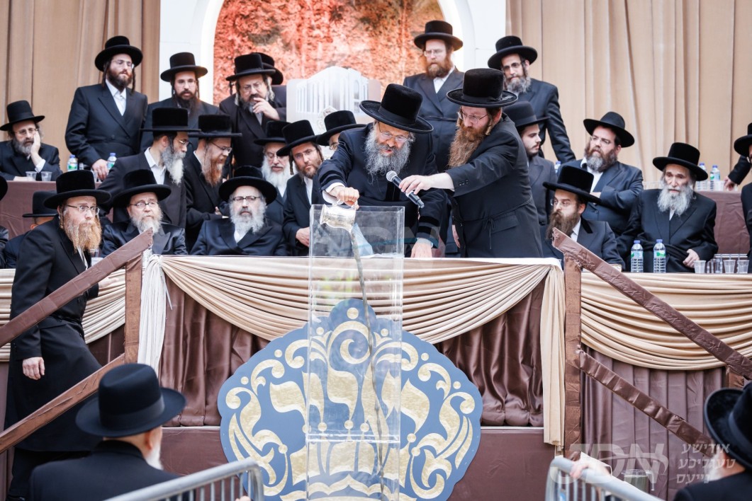 האדמו"ר מבאבוב-45 באזוכט אין לאנדאן צו באשיינען די מעמד הנחת אבן הפינה פון בנין ביהמ"ד הגדול והחדש באבוב-45 אין לאנדאן