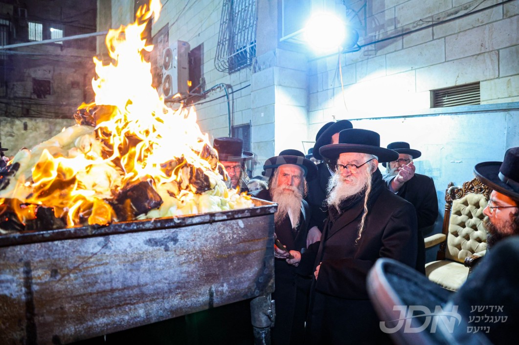 האדמו"ר ממשכנות הרועים ביים הדלקה ל"ג בעומר