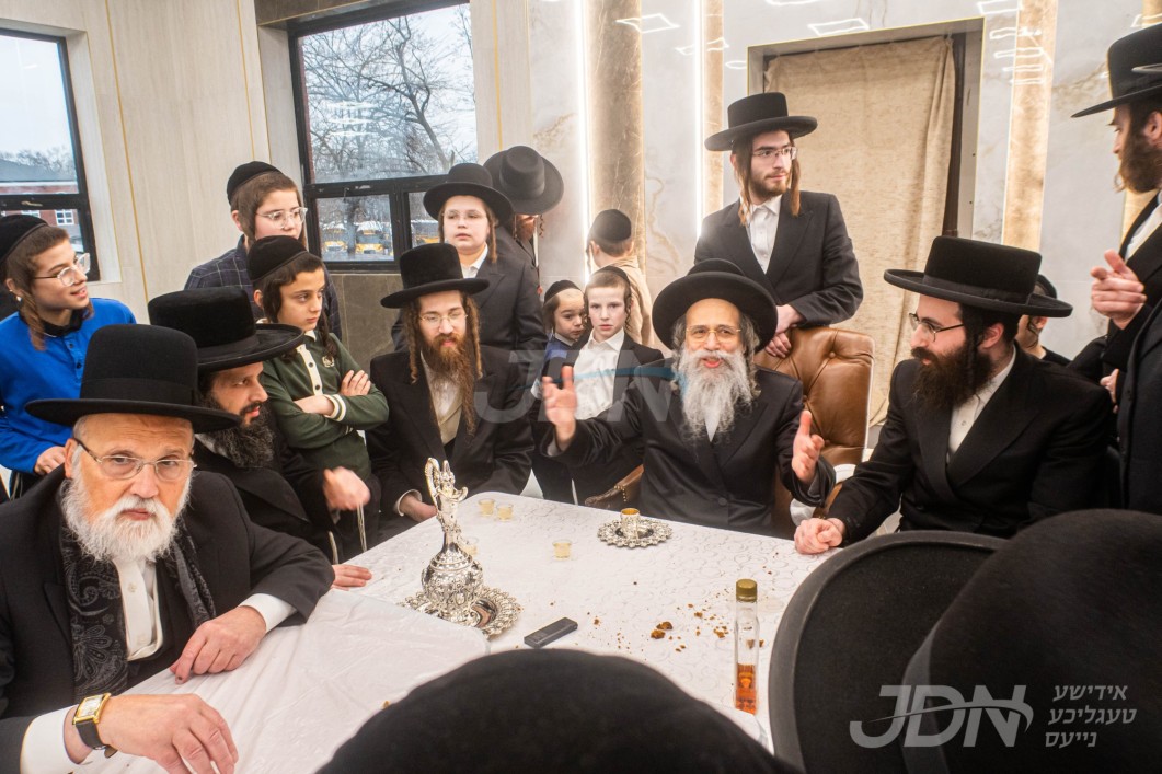 מעמד קביעת מזוזה אין ביהמ"ד ישמח משה סאטמאר אין מאנסי