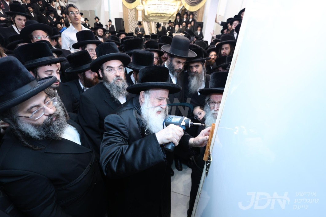 פרייליכער מעמד חנוכת הבית און קביעת מזוזה פארן נייעם ביהמ"ד דחסידי מאחנובקא בעלזא אין ירושלים עיה"ק