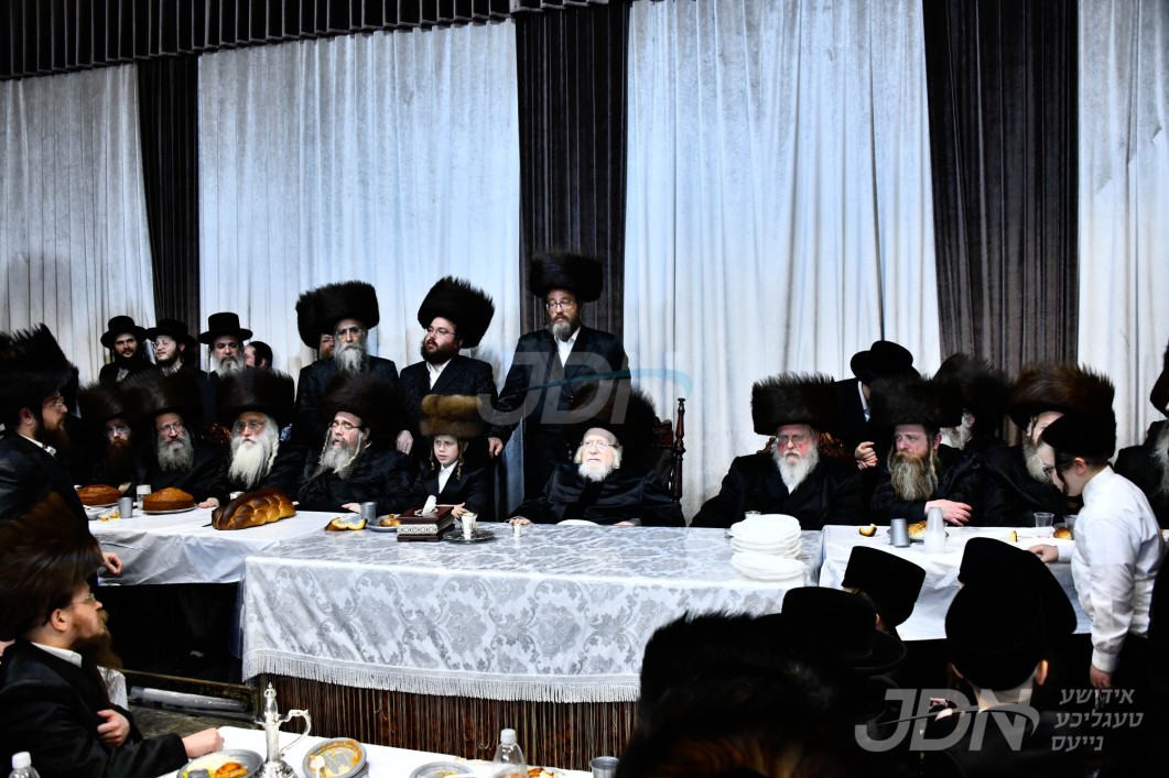 יארצייט פון הרה"ק רבי דוד משה מקרעטשניף זי"ע ביי בנו האדמו"ר מקרעטשניף און שמחת הבר מצוה פון אן אור אייניקל