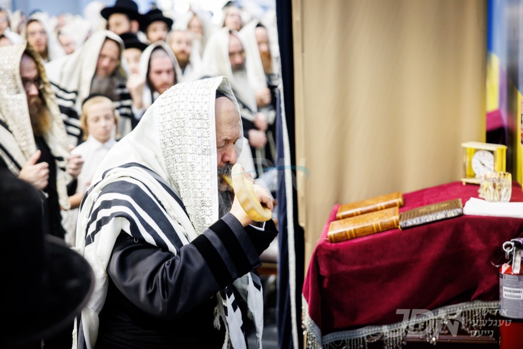ראש חודש אלול ביי האדמו"ר מבאבוב-45 אין מחנה מתיבתא ד'באבוב-45