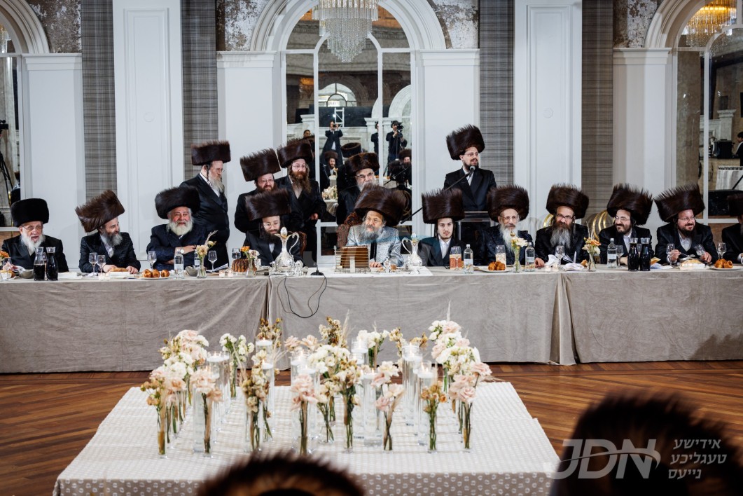 מסיבת השותפים פאר גדולי תומכי מוסדות און חברי איגוד השותפים לטובת איחוד מוסדות באבוב-45 אינאיינעם מיטן שמחת השבע ברכות פון אייניקלעך פון האדמו"ר מבאבוב-45