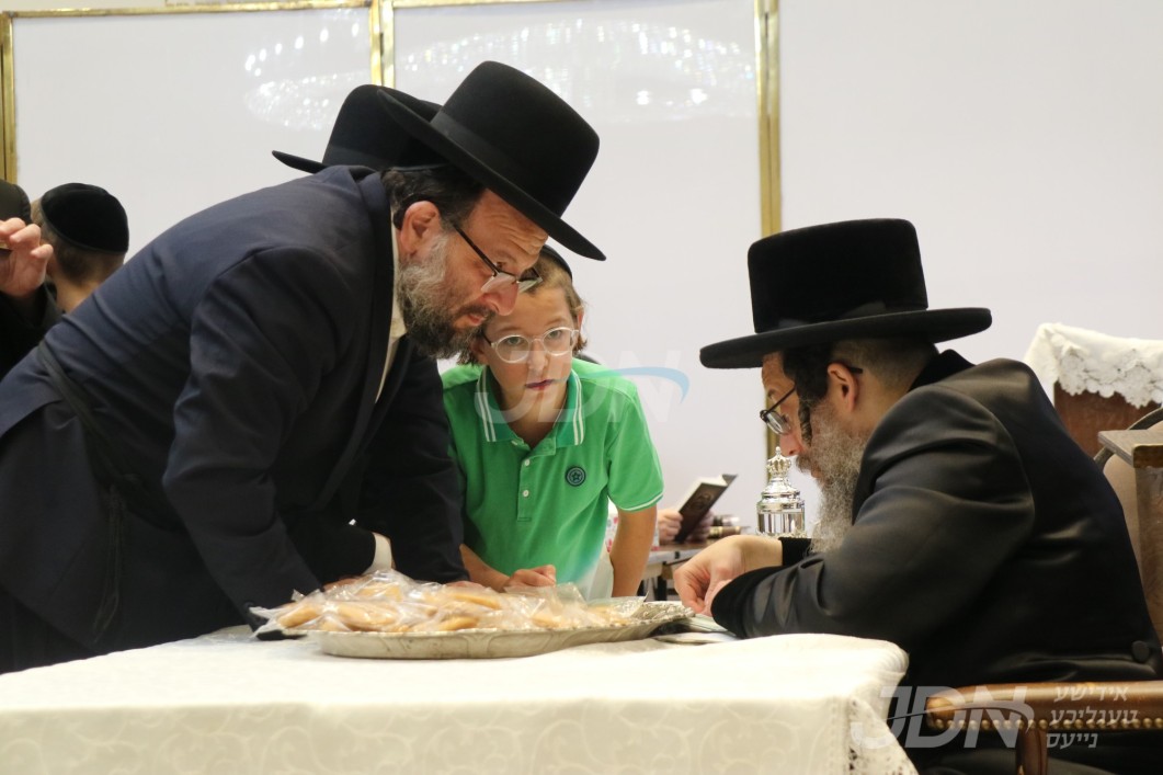 ערב יום כיפור אין חצר הקודש סקולען פון לעיקוואד