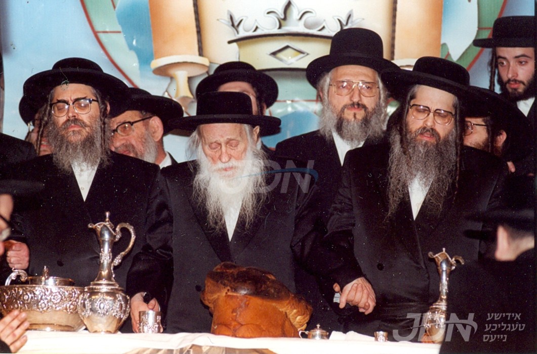 היסטארישע בריוו ערשיינט פון בני וחתני הרה"ק בעל ברך משה מסאטמאר זצ"ל איבער די חלוקת הירושה פונעם סאטמארער רבי'ן זצ"ל