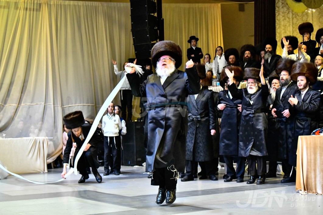 שמחת החתונה פון אייניקלעך פון האדמו"ר מבוהוש און אייניקל פון האדמו"ר מוואסלוי