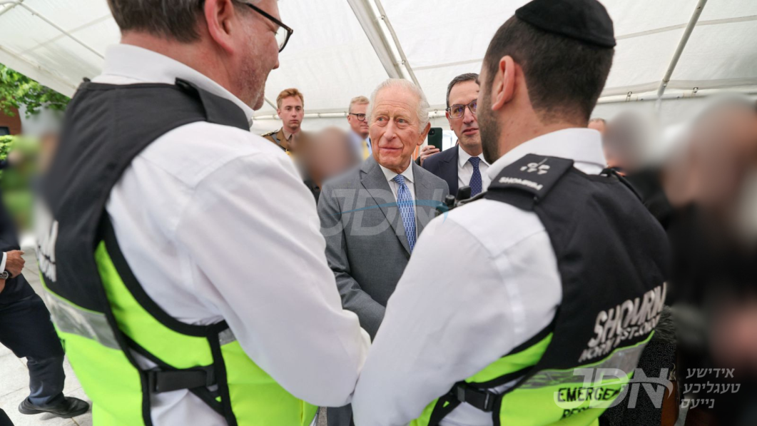 בריטישער קעניג טשארלס דער דריטער באזוכט אין די היימישע געגנט אין גאלדערס גרין לאנדאן