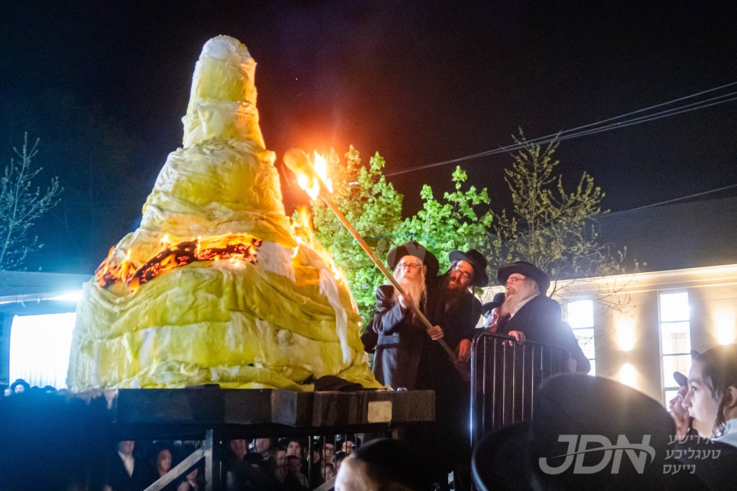 האדמו"ר מזידיטשויב פרעמיסלא ביים הדלקה ל"ג בעומר