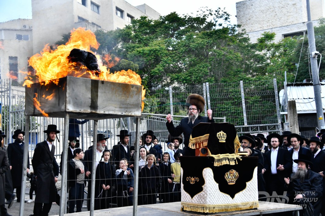 האדמו"ר מסקולען פון ירושלים ביים הדלקה ל"ג בעומר