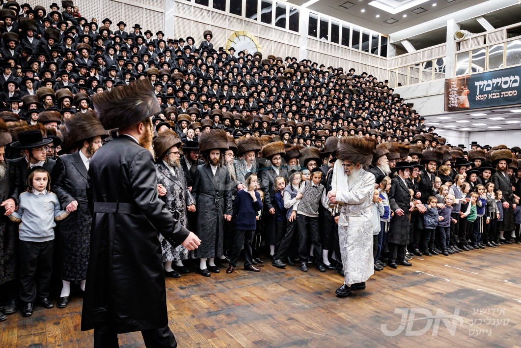 הכנסת ספר תורה צו ביהמ"ד הגדול אין קרית יואל דורך הרה"ג רבי חיים הערש טייטלבוים מראצפערט