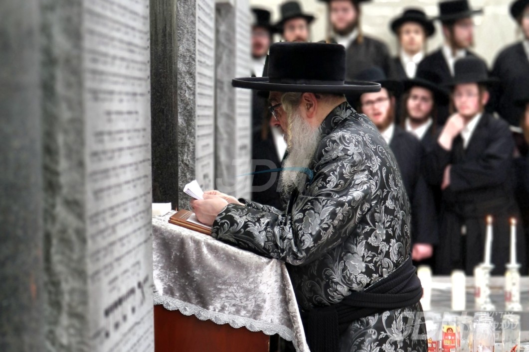 האדמו"ר מסאטמאר איז מתפלל אין אהל אדמו"רי סאטמאר זי"ע לקראת די שמחת החתונה פון אן אייניקל