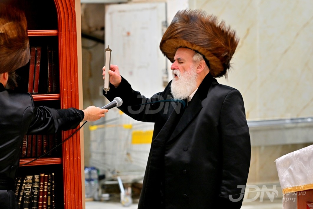 מעמד קביעת מזוזה פאר צוגעלייגטע פליגל אין ביהמ"ד הגדול וויזניץ אין בני ברק