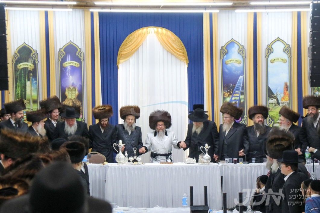 סוכות אין חצר הקודש סקולען פון לעיקוואד
