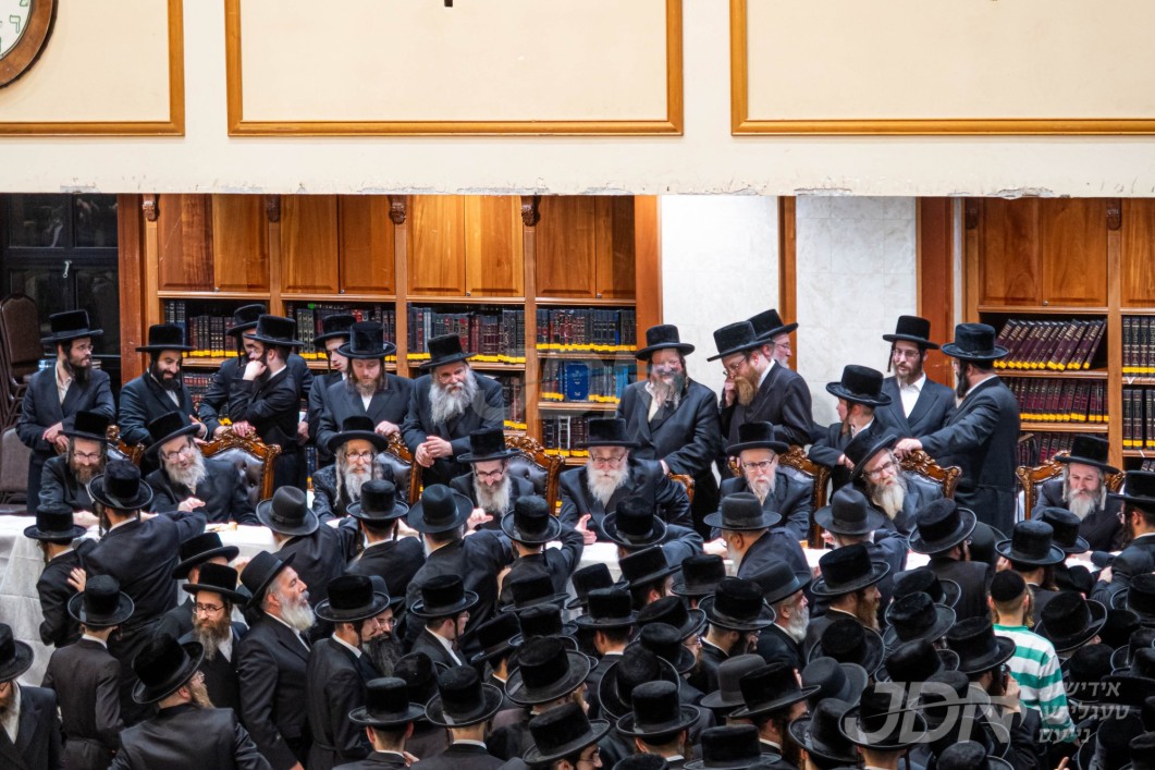 יארצייט פון הרה"ק מראחמיסטריווקא זי"ע ביי בניו האדמו"רים