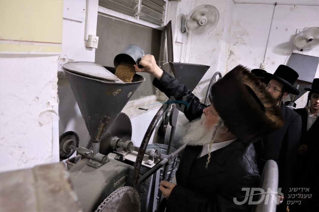 האדמו"ר מנדבורנה ירושלים ביים מאלן ווייץ פאר מצות לקראת יו"ט פסח הבעל"ט