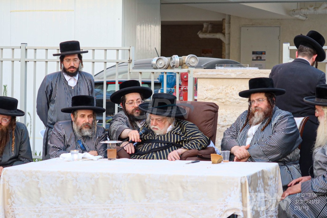 האדמו"ר מתולדות אברהם יצחק באזוכט ביים שטח ביהמ"ד החדש תולדות אברהם יצחק אין רמה ד' בית שמש