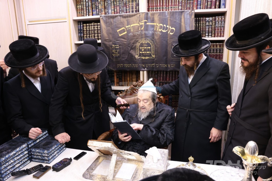 מסיבת לחיים אין שטוב פון הגה"צ רבי יעקב מאיר שעכטער לרגל הוצאת ספר דורשי יחודך אויף ל"ג בעומר