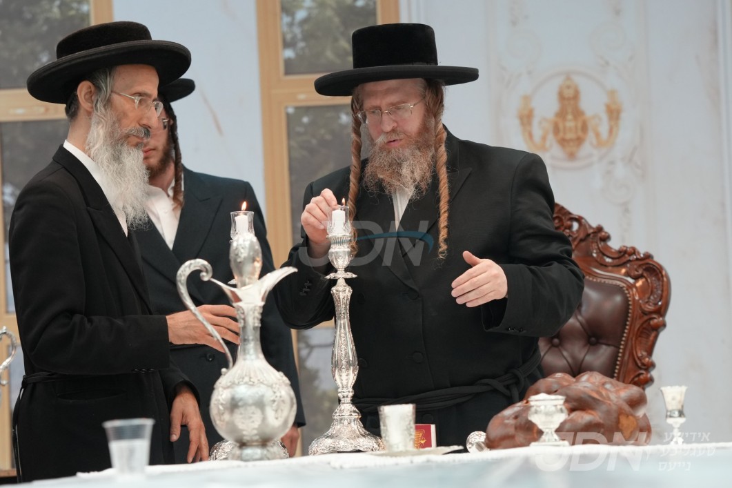 יארצייט פון בעל תפארת אהרן משומרי אמונים זצ"ל ביי בנו האדמו"ר משומרי אמונים