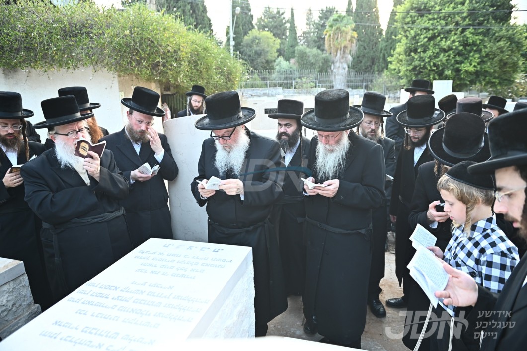 מעמד הקמת מצבה פון הרה"צ ר' חיים דוב היילפרין זצ"ל בן האדמו"ר מוואסלוי וחתן האדמו"ר מבוהוש
