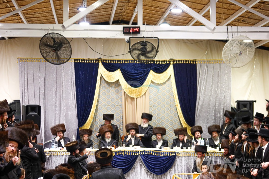 סוכות אין חצר הקודש זוועהיל