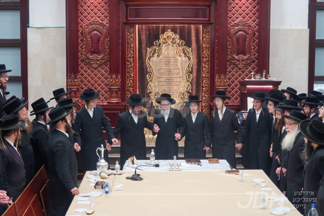 יארצייט פון הרה"ק רבי אשר מקארלין זי"ע ביי האדמו"ר מקהל חסידי ירושלים אינאיינעם מיטן מעמד קבלת פנים פאר אברכי הקהילה וואס זענען געזעצן אין טורמע אין ליכט פונעם גזירת גיוס