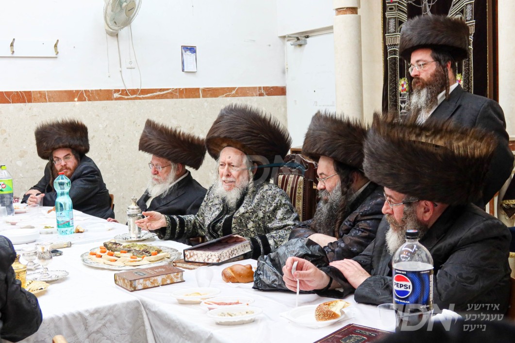 יארצייט פון הרה"ק מצאנז זי"ע ביי האדמו"ר מסטראפקוב