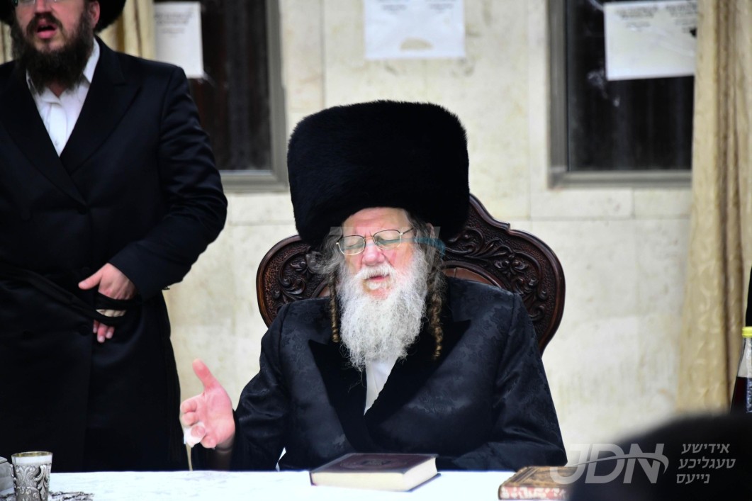 ערב און מוצאי ראש השנה אין חצר הקודש מאדזיץ